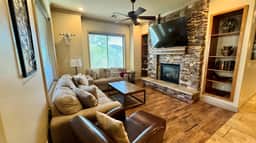 Coral Springs Resort I Pool & Hot Tub I Easy Highway Access I Top Floor
