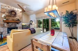 Jupiter Retreat - Central Location with Private Hot Tub