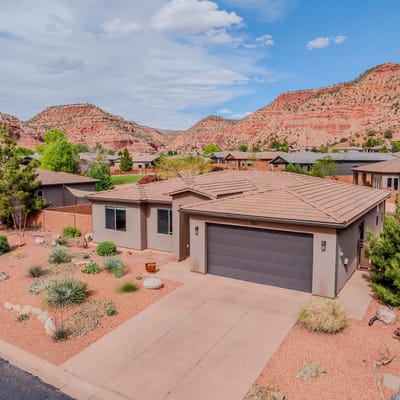 Casa De Red Rock I Pet-Friendly I Pool & Fitness Center I EV Charger