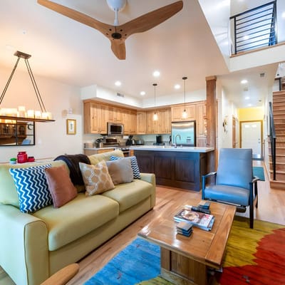 Jupiter Retreat - Central Location with Private Hot Tub