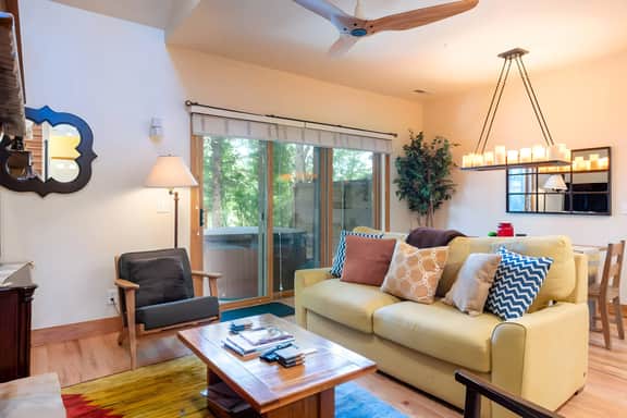 Jupiter Retreat - Central Location with Private Hot Tub