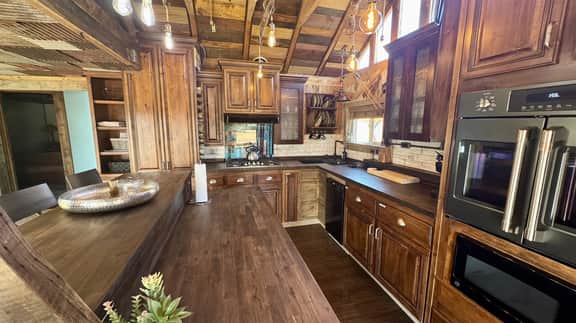 Rustic Soul Retreat I Private Hot Tub I Central Location