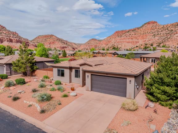 Casa De Red Rock I Pet-Friendly I Pool & Fitness Center I EV Charger