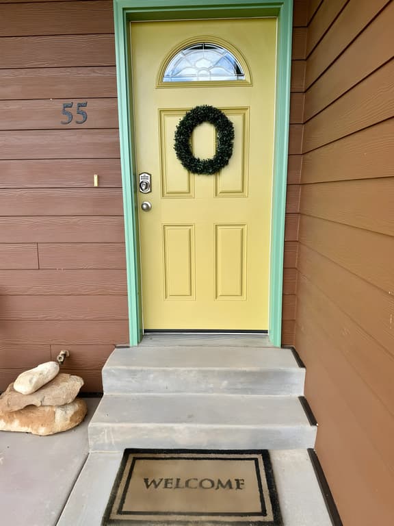 Yellow Door Retreat I Mountain Views I Privacy I 30 Minutes to Moab!