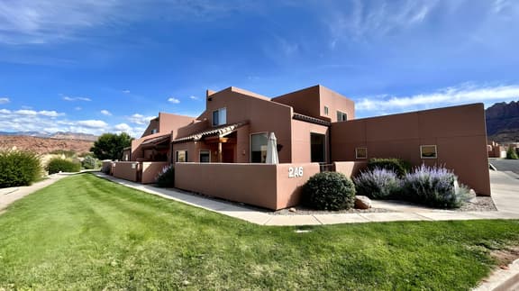 Garage I Pet-Friendly I Communal Pool & Hot Tub