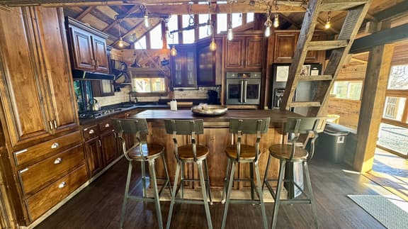 Rustic Soul Retreat I Private Hot Tub I Central Location